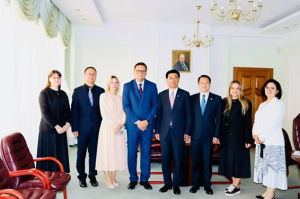 Надзвичайний і Повноважний Посол Китайської Народної Республіки в Україні на урочистій посвяті першокурсників КНЛУ:  знак послідовної підтримки співпраці